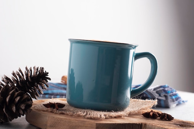 Tasse en céramique bleue pour boisson chaude