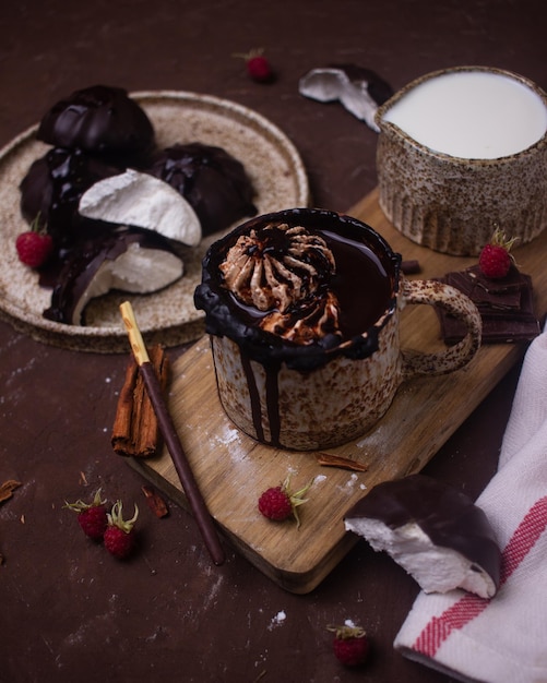 Tasse en céramique avec du chocolat sur la table