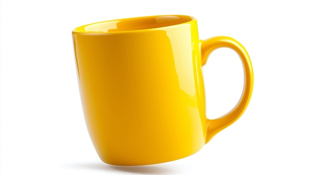 Tasse en céramique jaune vif inclinée pour mettre en valeur sa finition brillante sur un fond blanc idéale pour le café ou le thé