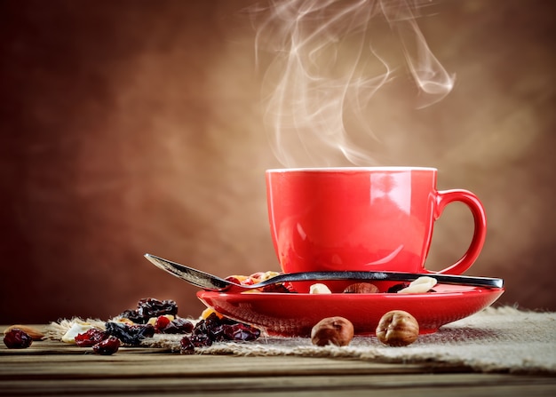 Tasse en céramique rouge avec café chaud.