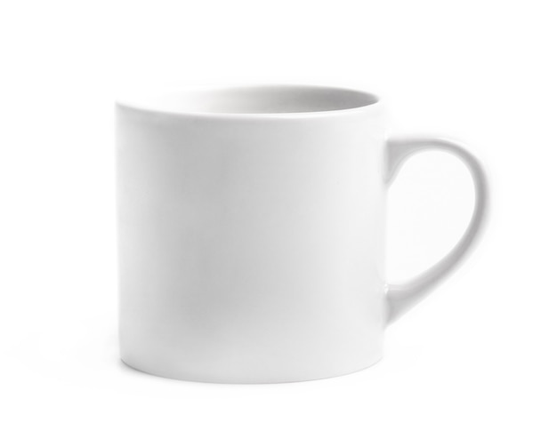 Tasse en céramique simple blanche pour le thé et le café isolé sur fond blanc