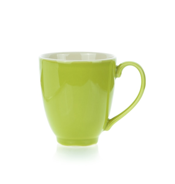 Tasse en céramique verte isolée sur fond blanc.