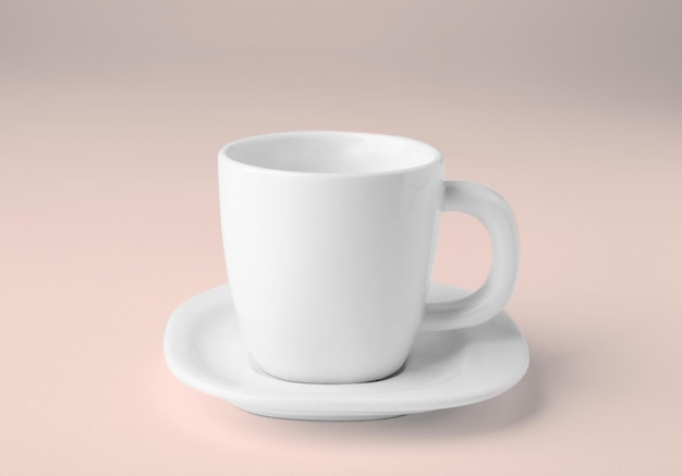 Tasse en céramique vierge avec soucoupe sur fond blanc