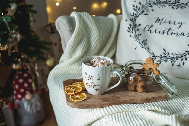 Tasse chaude de cacao avec des guimauves et des biscuits au pain d'épice Décorations écologiques de Noël Nouvel An Cadeaux de vacances d'hiver