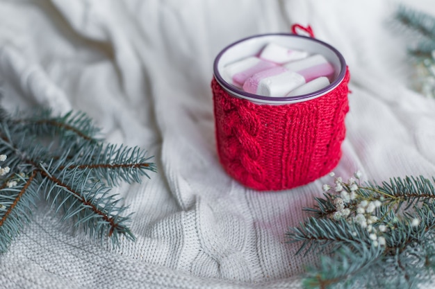 Tasse chaude avec marsmellows sur table décorée nouvel an