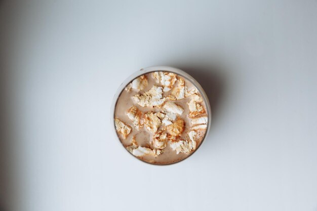 Une tasse de chocolat chaud avec beaucoup de guimauves Isolé d'en haut Mise au point sélective