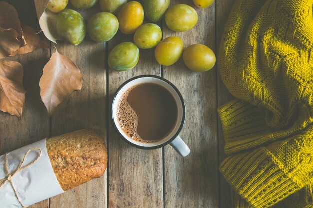 Tasse de chocolat chaud ou de cacao, petit pain de seigle