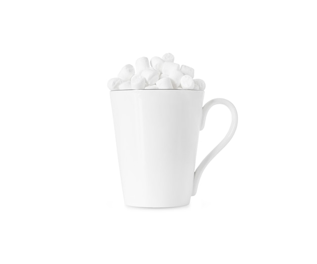 Tasse de chocolat chaud ou de café avec des guimauves blanches isoler sur fond blanc.