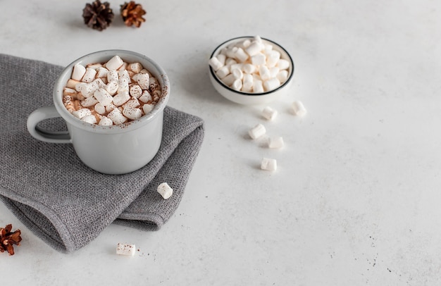 Tasse de chocolat chaud ou de café avec des guimauves surface de concept de Noël blanc