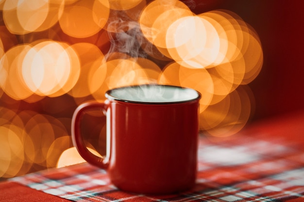 tasse de chocolat chaud dans une atmosphère chaleureuse de Noël