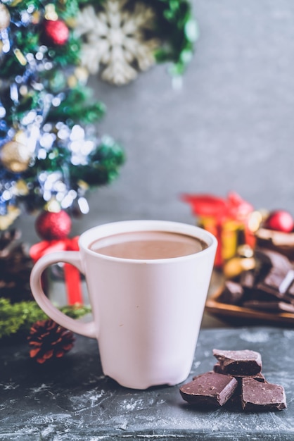 tasse de chocolat chaud avec décoration de noël