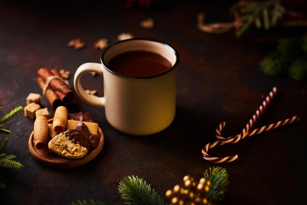 Tasse de chocolat chaud et décorations de Noël