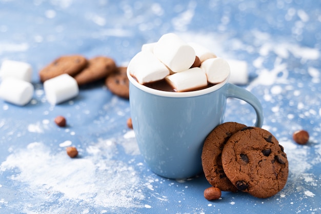 Tasse de chocolat chaud avec de délicieux biscuits au chocolat et des guimauves