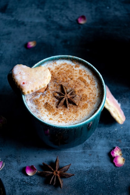 Une tasse de chocolat chaud avec une étoile d'anis sur le dessus