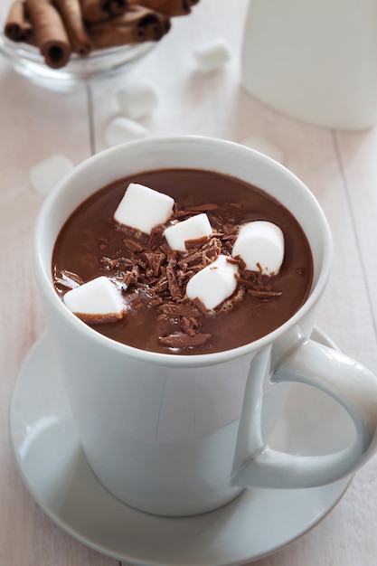 tasse de chocolat chaud avec de la guimauve