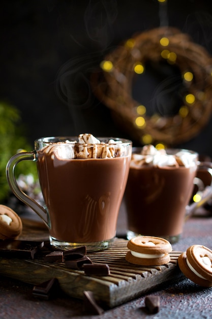 Tasse de chocolat chaud avec des guimauves et des biscuits