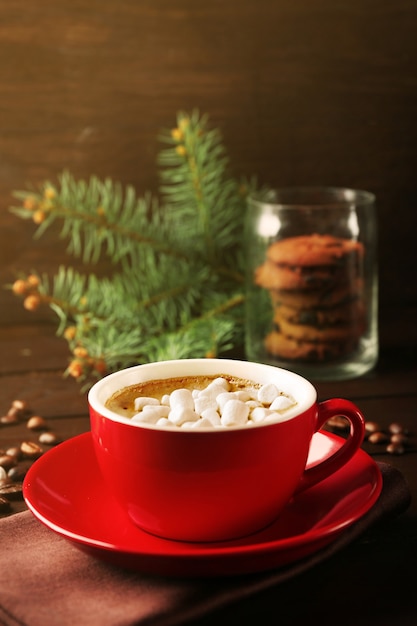 Tasse de chocolat chaud avec des guimauves, sur fond de bois