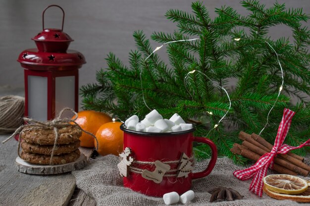 Tasse de chocolat chaud avec des guimauves pour Noël.