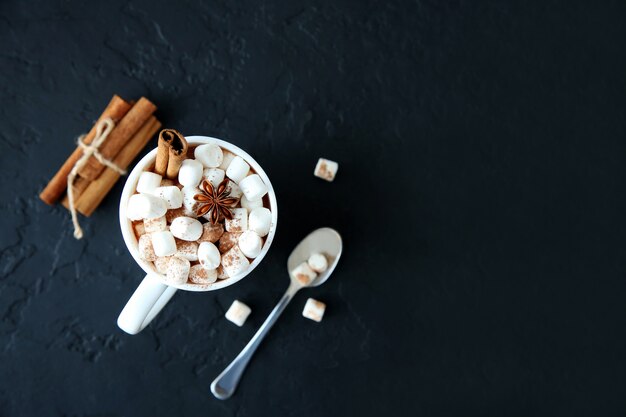 Tasse de chocolat chaud avec des guimauves. Vue de dessus, espace de copie.