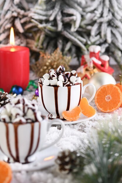 Tasse de chocolat chaud avec des guimauves