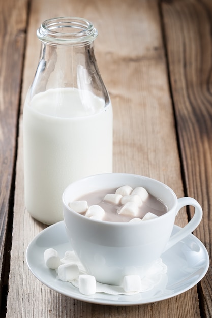 Tasse de chocolat chaud avec des guimauves