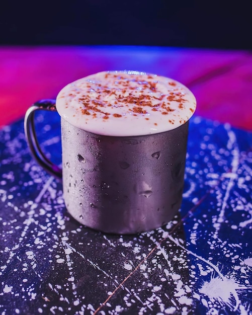 Une tasse de chocolat chaud avec le mot chocolat chaud dessus