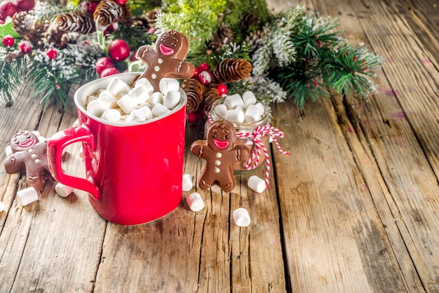 Tasse de chocolat chaud de Noël avec homme de pain d'épice au chocolat