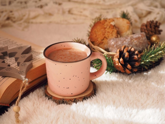 Tasse de chocolat chaud Noël polvorones un vieux livre