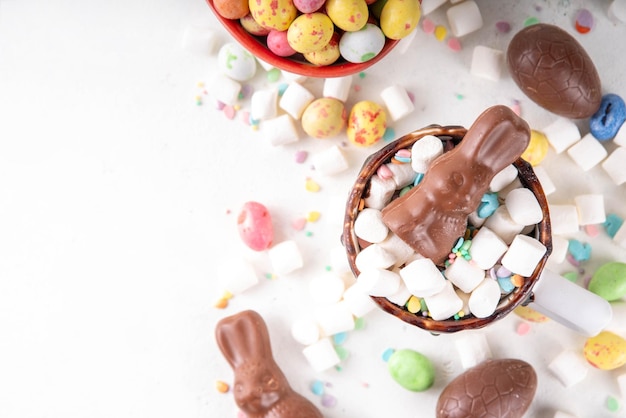 Une tasse de chocolat chaud avec des œufs au chocolat et du lapin.