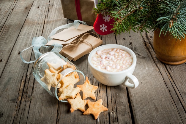 Tasse de chocolat chaud et de pain d'épices en forme d'étoiles