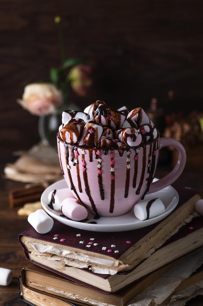 Une tasse de chocolat chaud pleine de guimauves et saupoudrée de chocolat sur le dessus