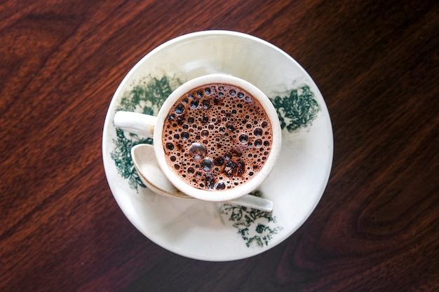 Tasse de chocolat chaud sur une surface en bois