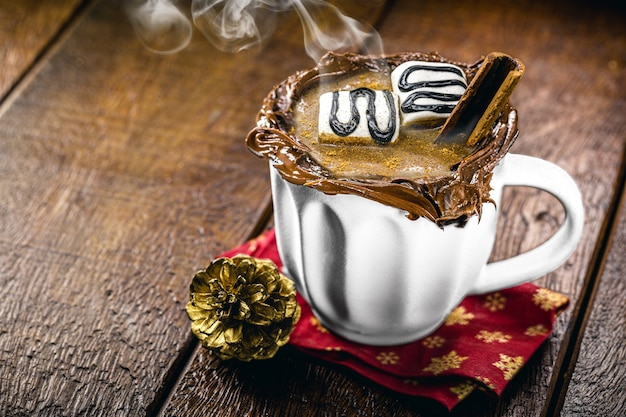 Tasse de chocolat chaud végétalien, boisson chaude fumante et fumante, servie à Noël et au Nouvel An à base de cacao, cannelle, noisette et châtaignes