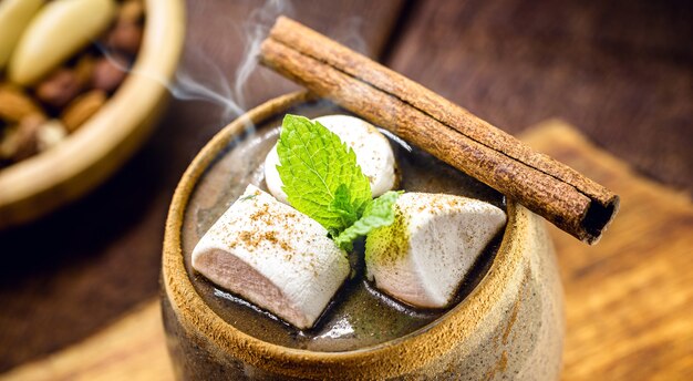 Tasse de chocolat chaud végétalien, boisson chaude fumante et fumante, servie à Noël et au Nouvel An