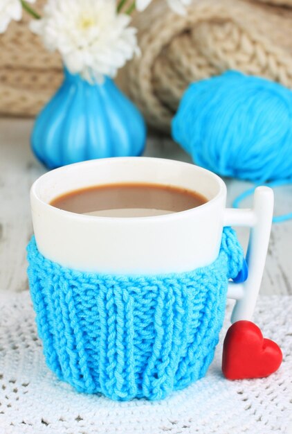 Tasse avec une chose tricotée dessus se bouchent