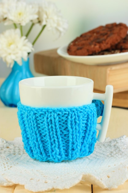 Tasse avec une chose tricotée dessus se bouchent