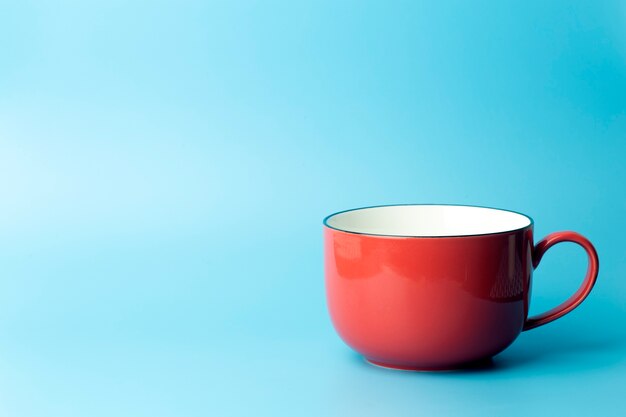 Tasse colorée sur un fond coloré vide, fond de concept minimal. Batterie de cuisine maison et idée du matin.