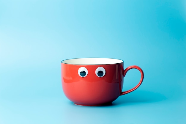 Tasse colorée sur un fond coloré vide, fond de concept minimal. Batterie de cuisine maison et idée du matin.