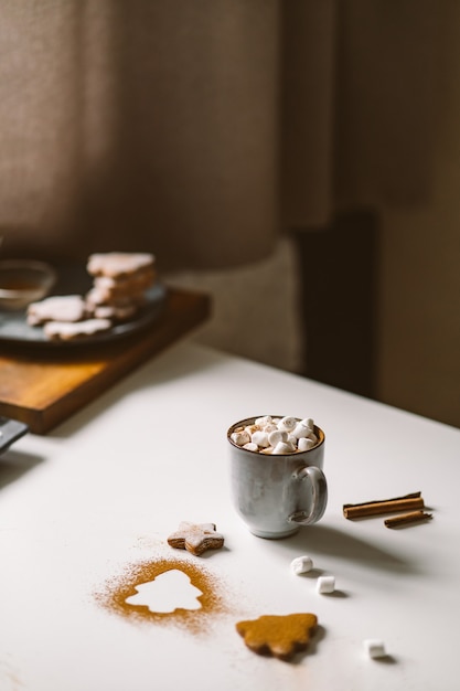 Tasse confortable avec des guimauves au cacao chaud et du pain d'épice