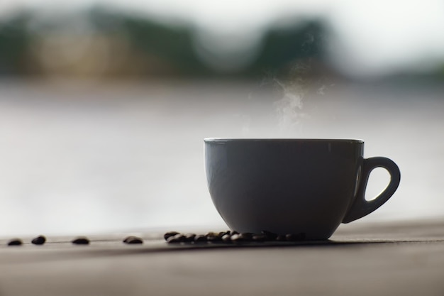 Une tasse de délicieux café aromatique sur la table