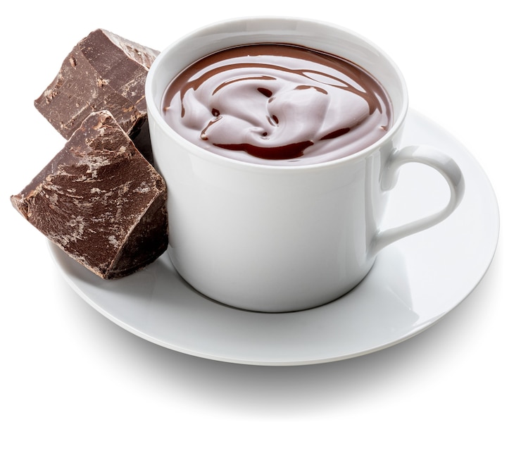 Photo tasse de délicieux chocolat chaud à boire épais avec des barres de chocolat noir pur