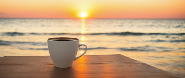 Une tasse avec du café sur une table sur une île tropicale sur fond de vagues océaniques Generative AI