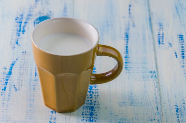 Tasse avec du lait sur un fond en bois