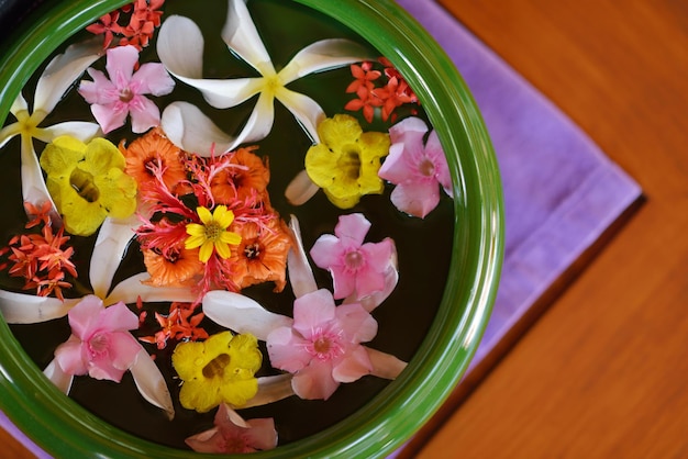 tasse d'eau avec de belles fleurs, une variété de couleurs de fond dans le centre de santé et de beauté du spa