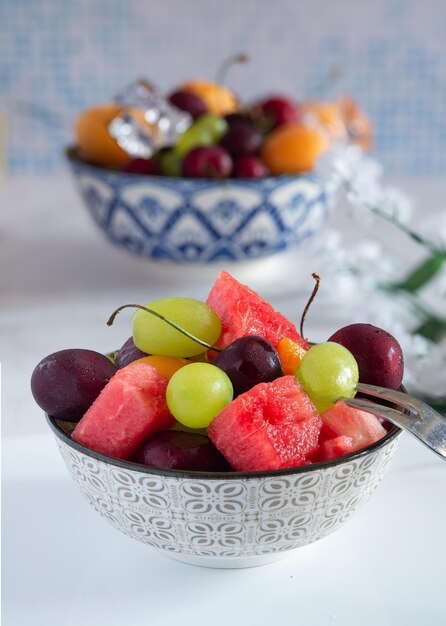 tasse d'eau froide et fruits frais d'été avec de la glace