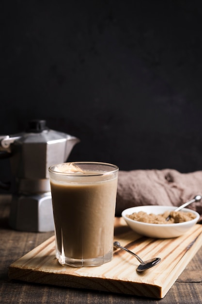 Tasse élégante de café froid avec des glaçons