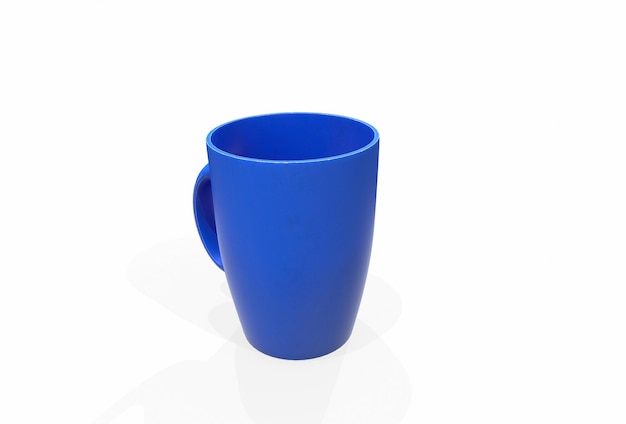 Tasse en émail blanc bleu sur sol lumineux rendu 3d