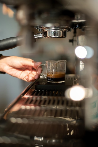 Une tasse d'espresso est versée dans une tasse.