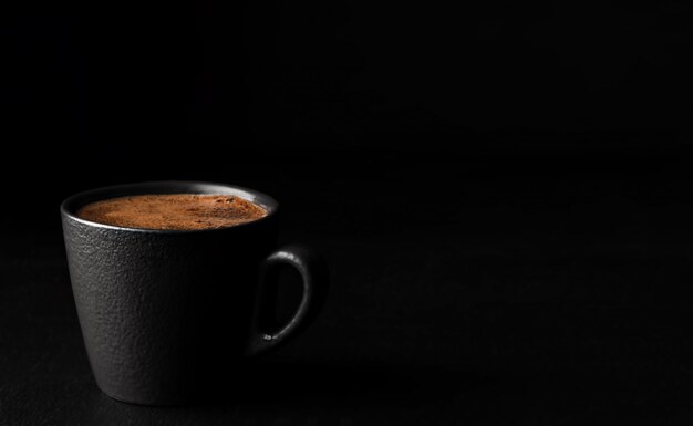 Une tasse d'espresso avec de la mousse