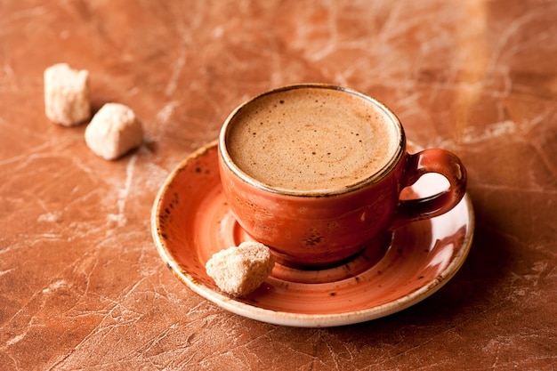 Tasse à expresso avec café sucré